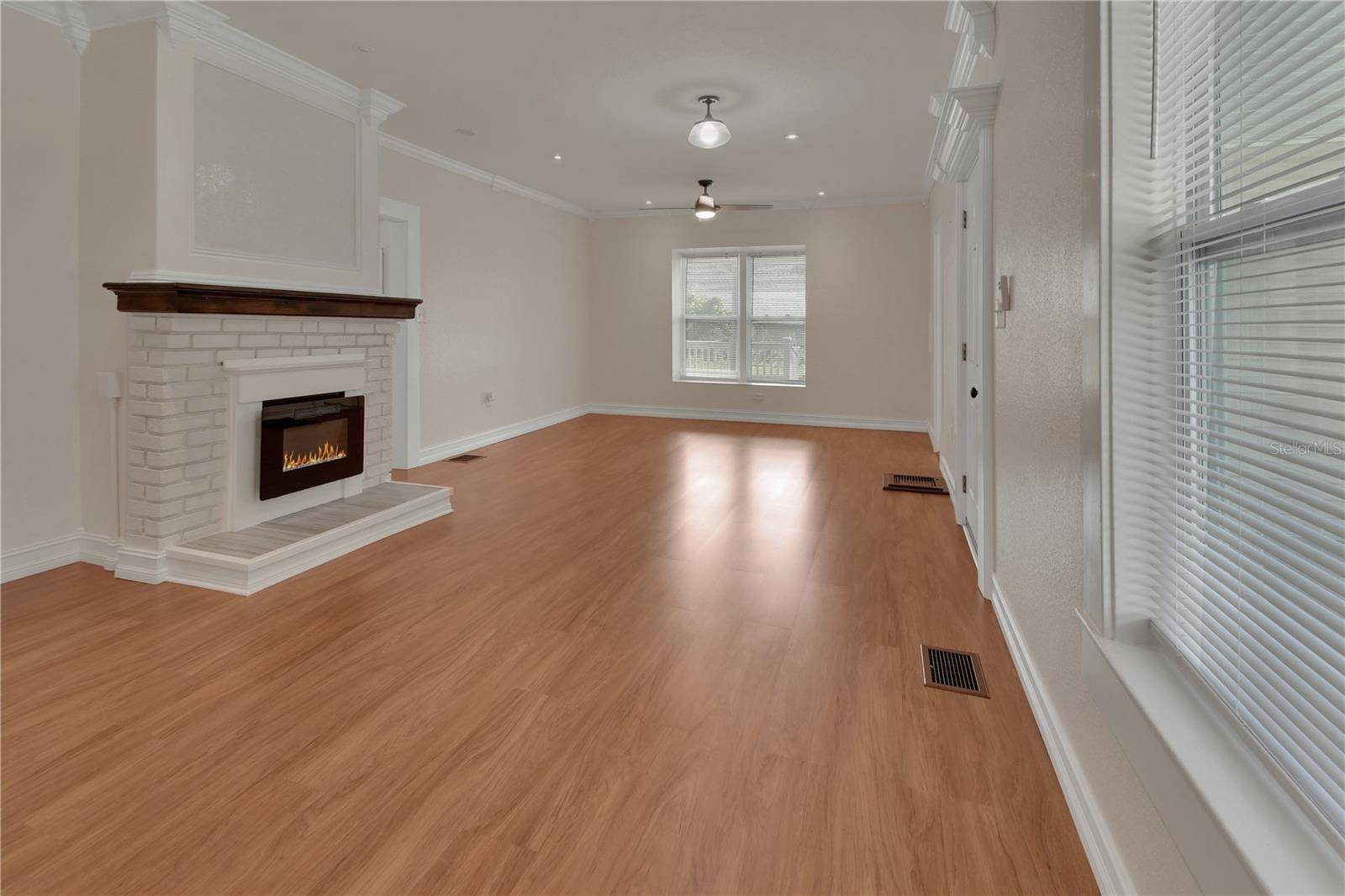 903 E NEW YORK AVE, Deland, FL 32724