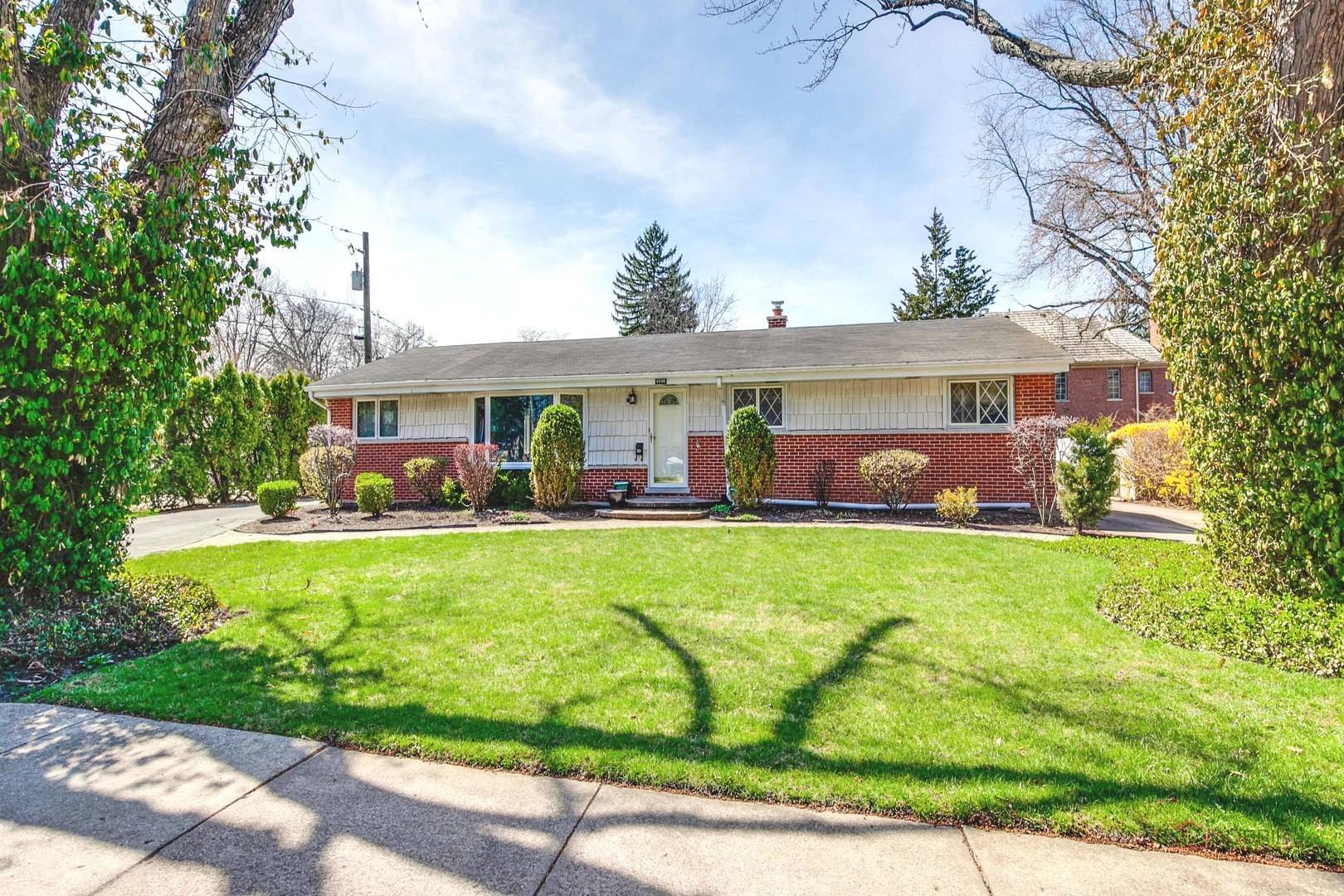 1004 Broadmoor PL, Deerfield, IL 60015