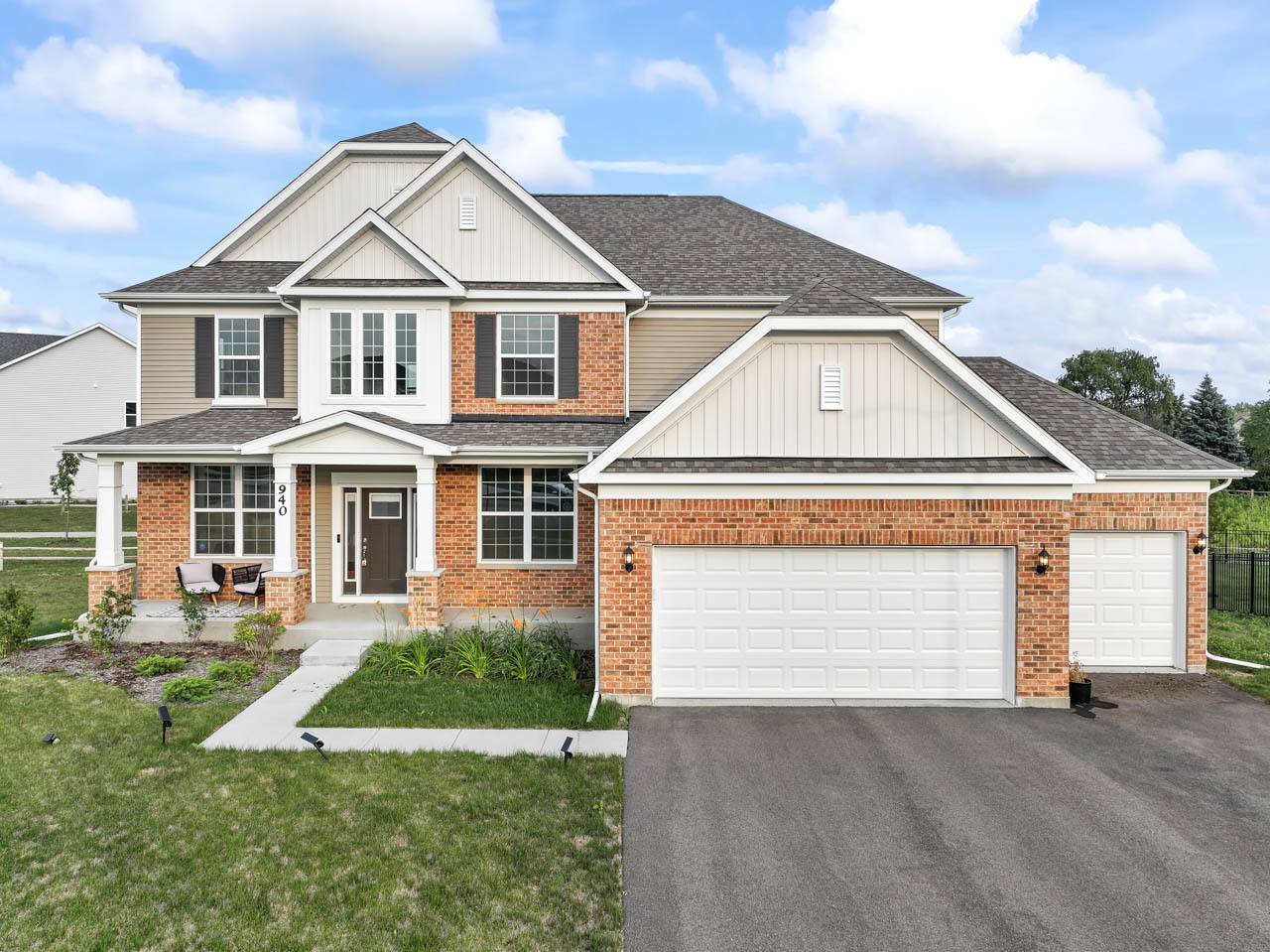 940 Treeline DR, Algonquin, IL 60102