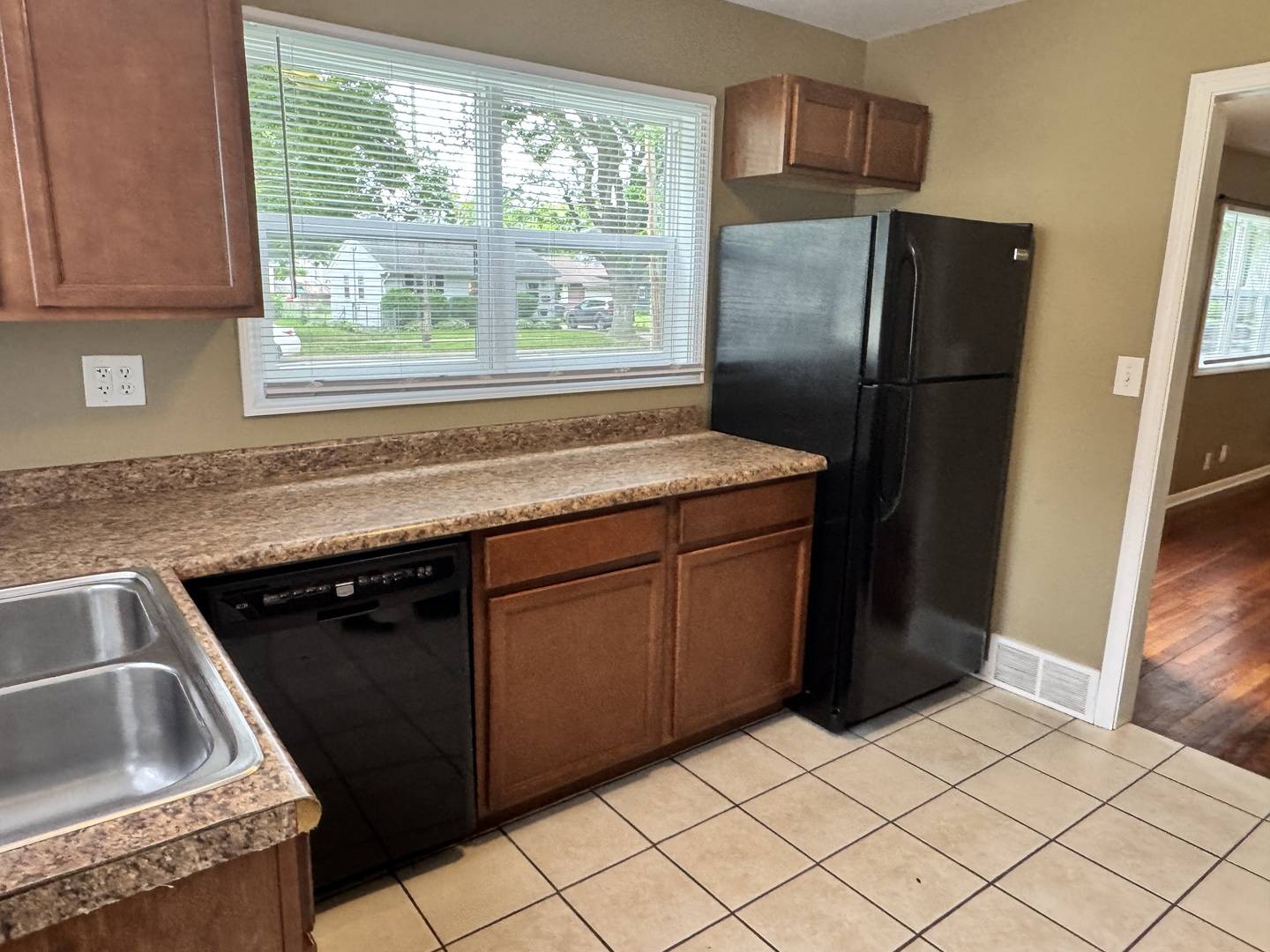 16 S Clifton AVE, Elgin, IL 60123