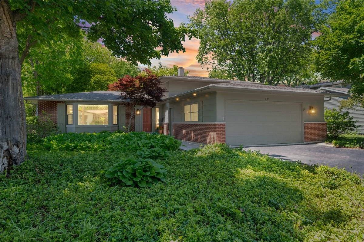 725 Kenwood AVE, Libertyville, IL 60048