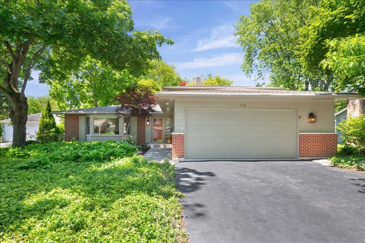 725 Kenwood AVE, Libertyville, IL 60048