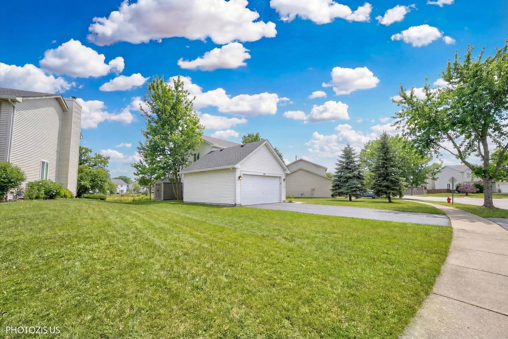 1327 E FOX CHASE DR, Round Lake Beach, IL 60073