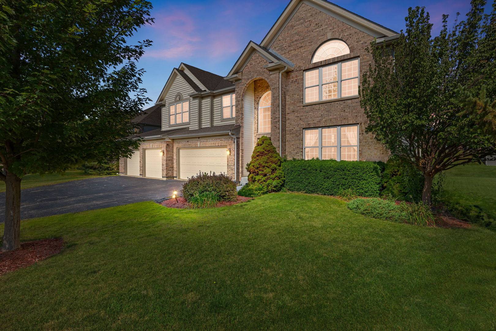 3 Barton Creek CT, Lake In The Hills, IL 60156