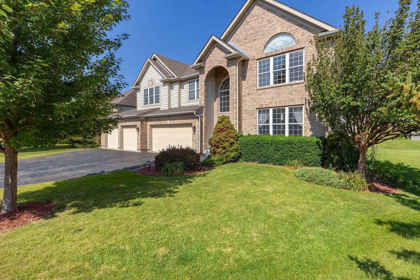 3 Barton Creek CT, Lake In The Hills, IL 60156