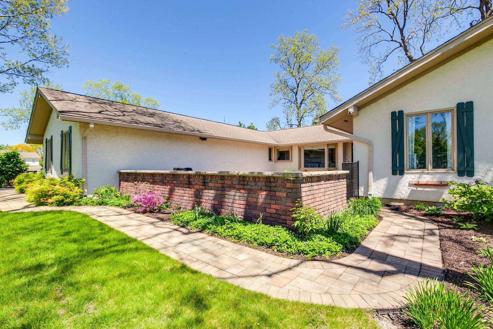 2 Acorn DR, Hawthorn Woods, IL 60047