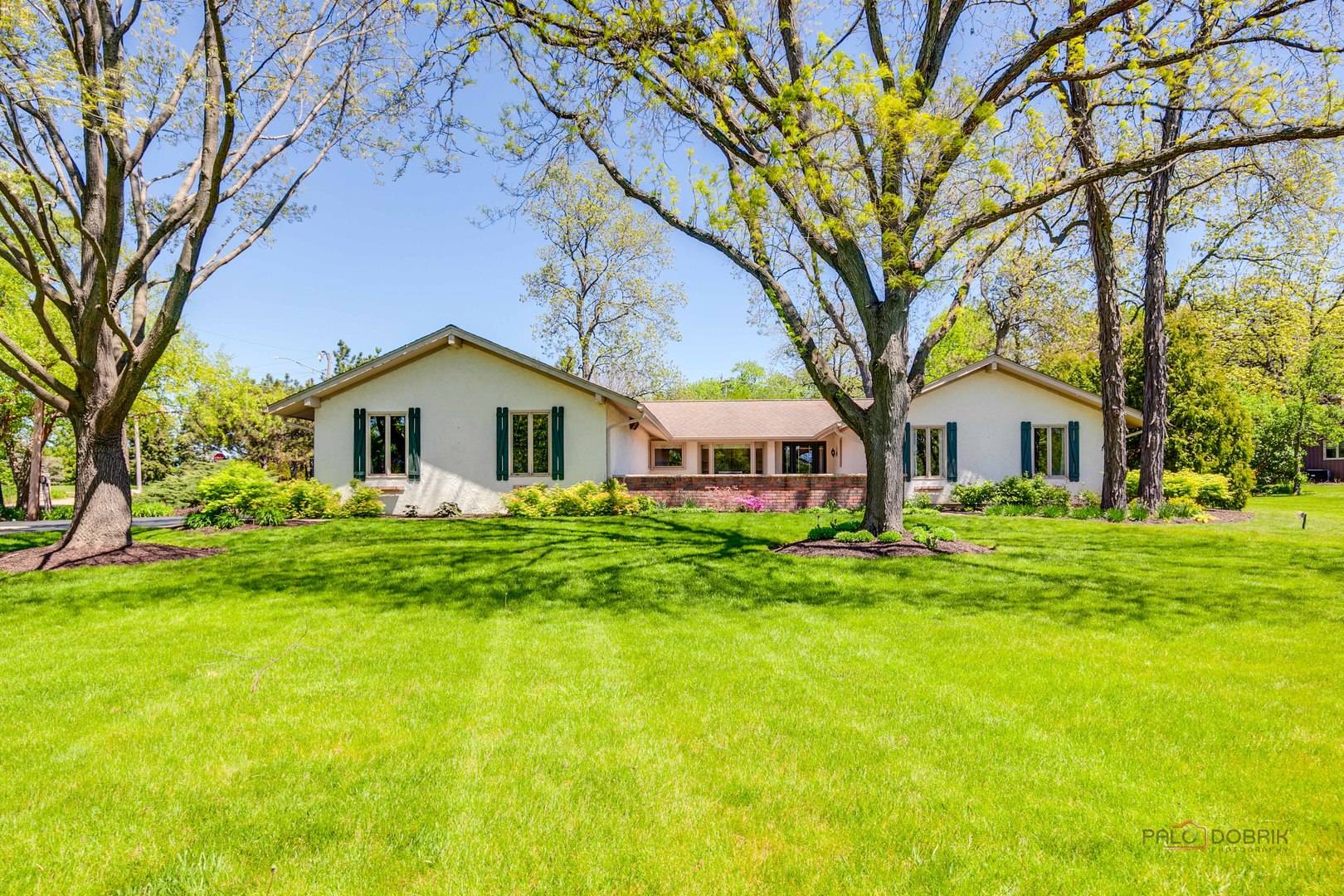 2 Acorn DR, Hawthorn Woods, IL 60047