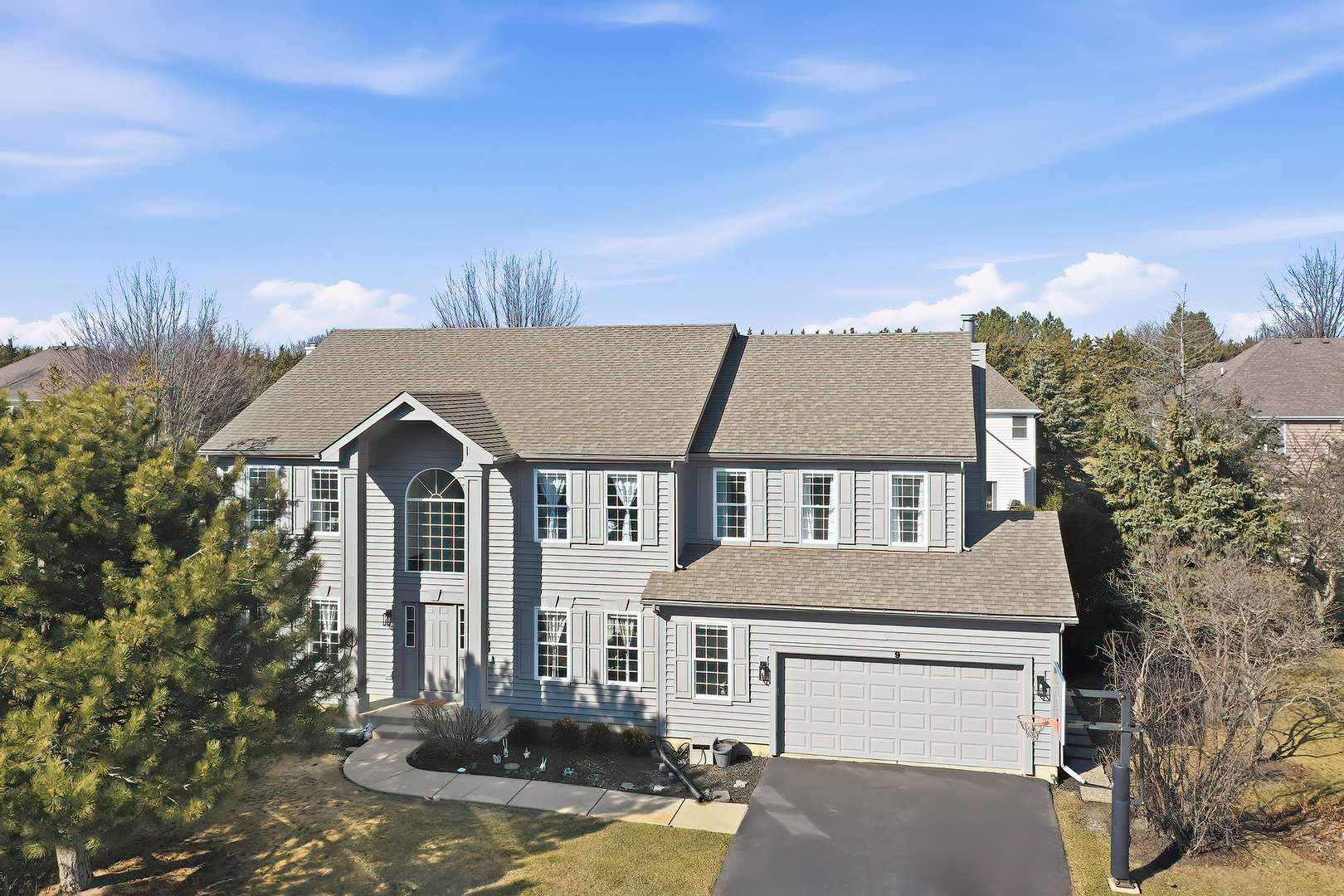 9 Laurel Valley CT, Lake In The Hills, IL 60156