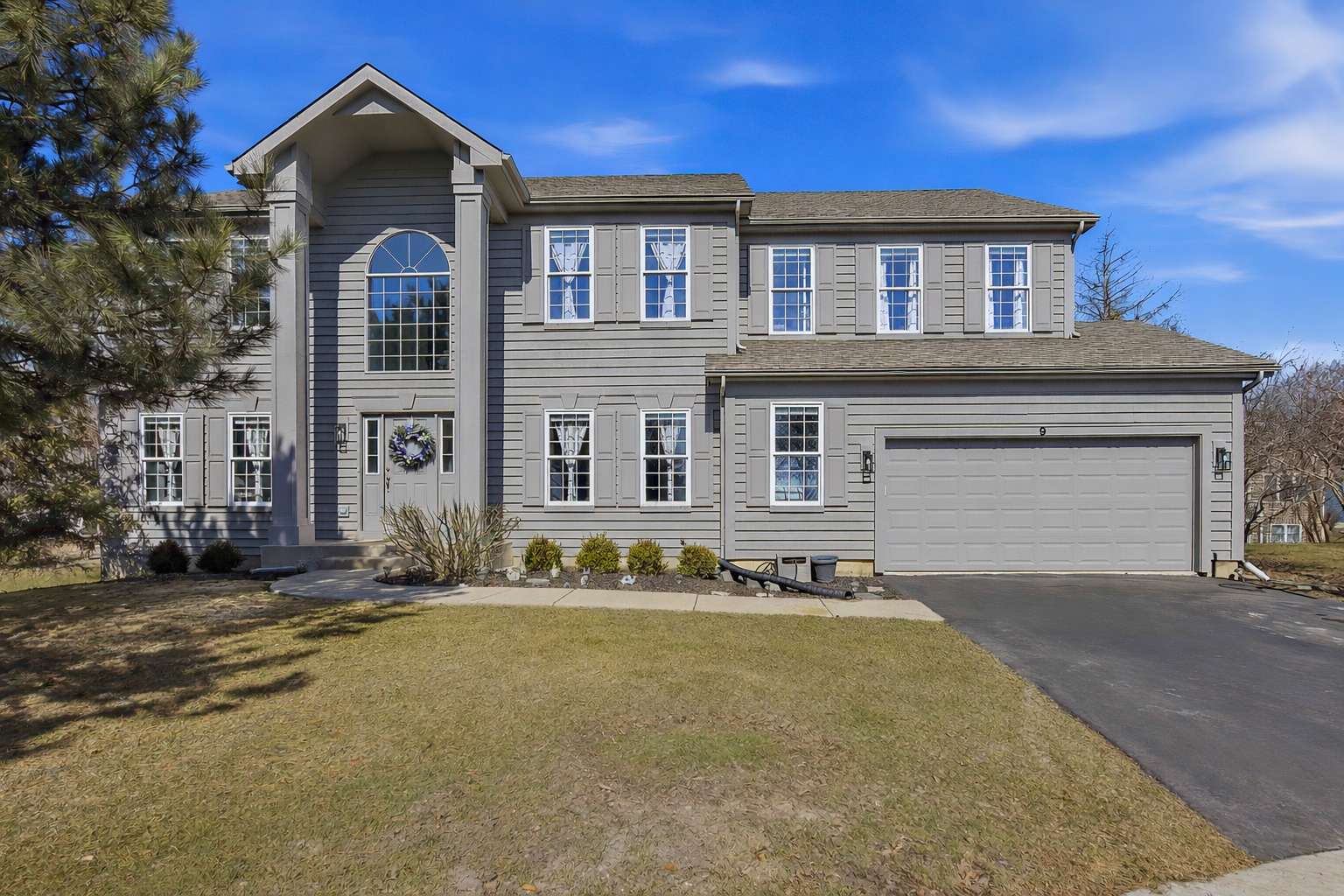 9 Laurel Valley CT, Lake In The Hills, IL 60156
