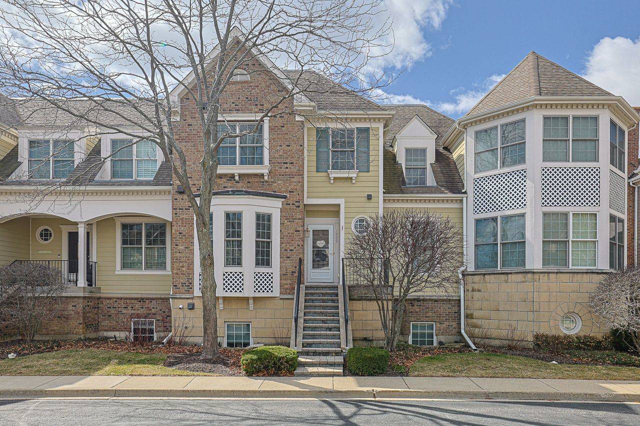 1909 Lynn CIR, Libertyville, IL 60048