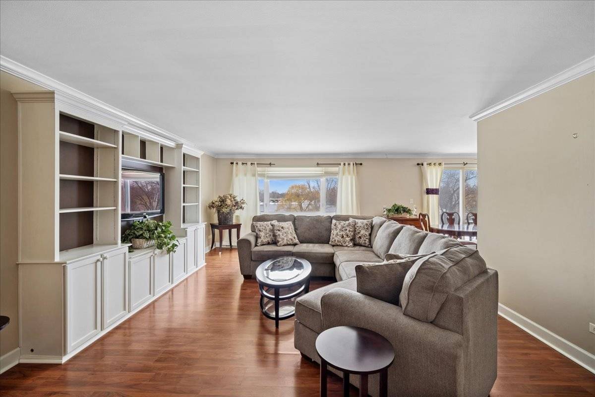 2700 E Bel Aire DR #303, Arlington Heights, IL 60004