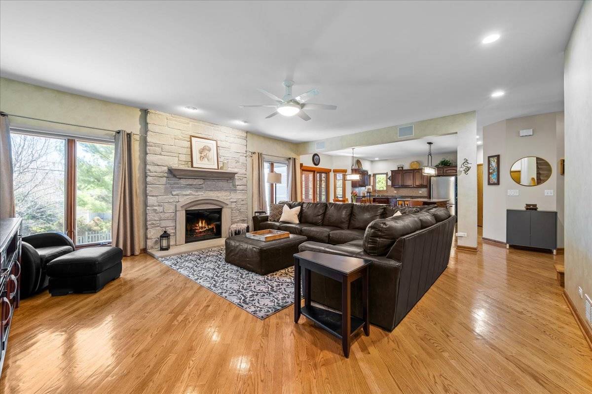 1928 N Ridge AVE, Arlington Heights, IL 60004