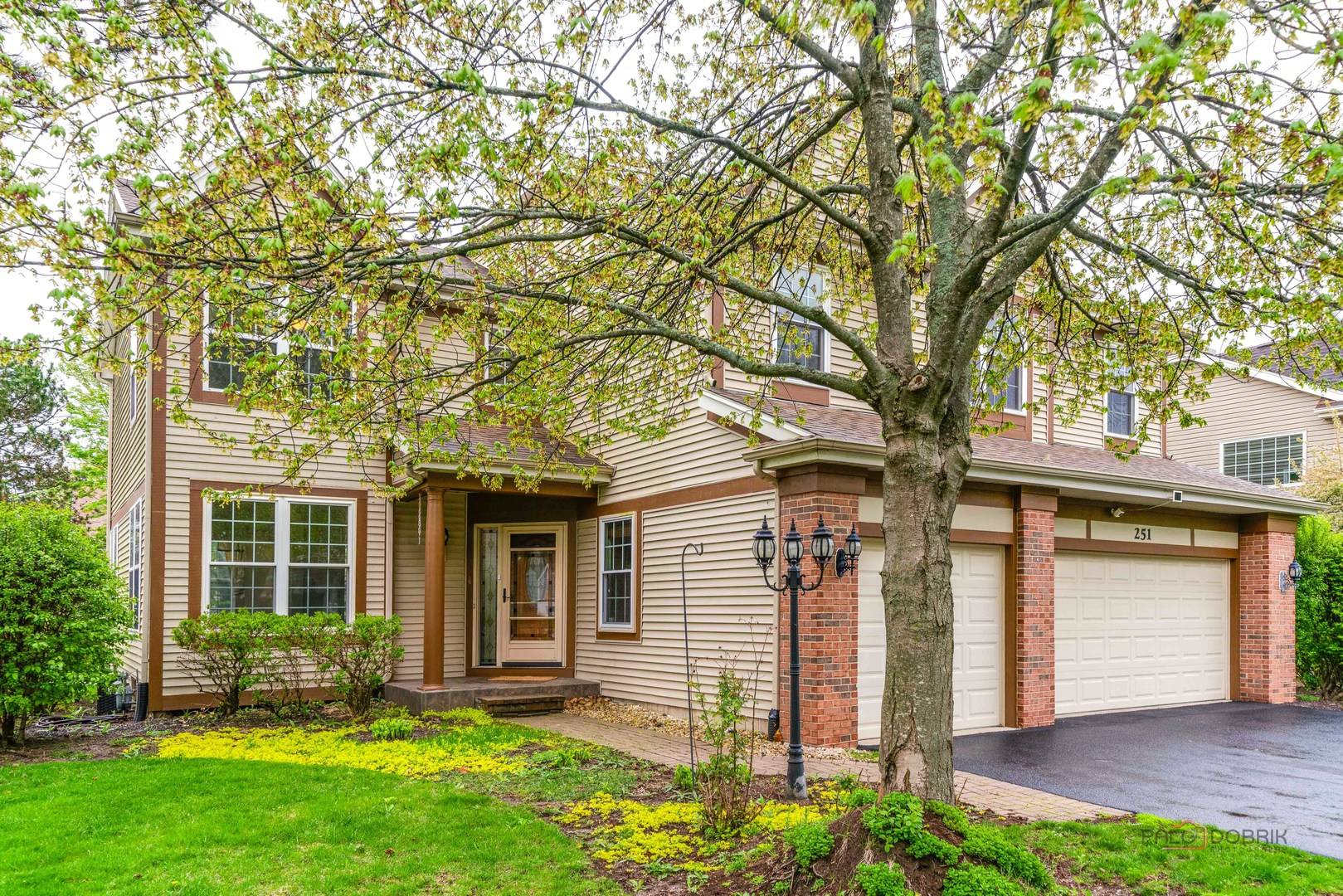 251 Lenox LN, Mundelein, IL 60060