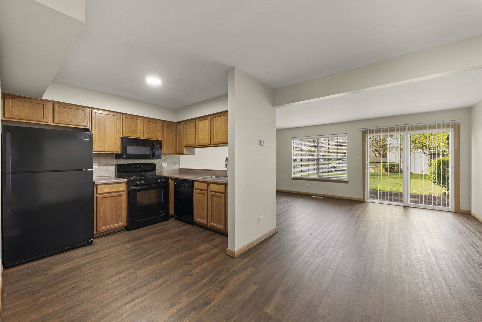 694 N Tamarac BLVD, Addison, IL 60101
