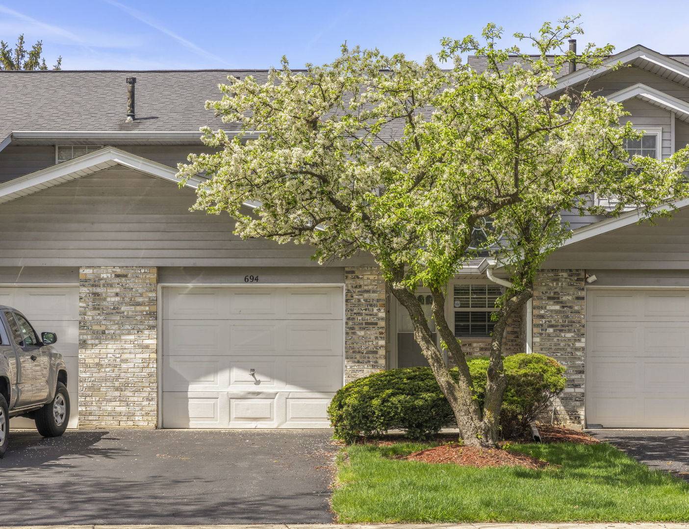 694 N Tamarac BLVD, Addison, IL 60101