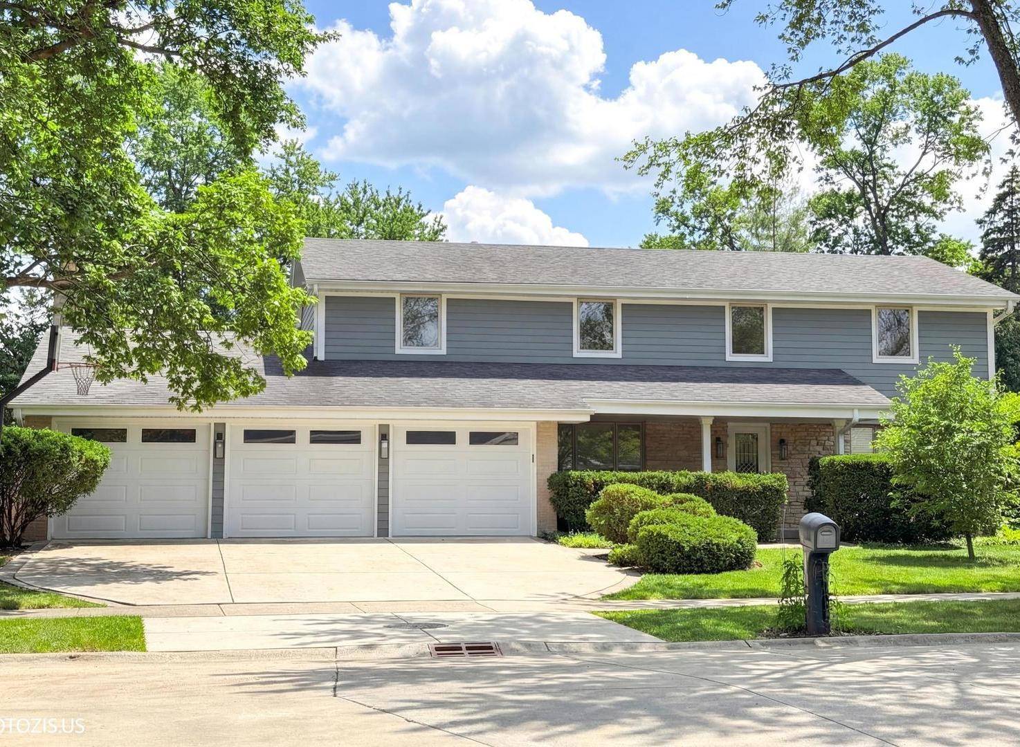 3235 Robincrest DR, Northbrook, IL 60062