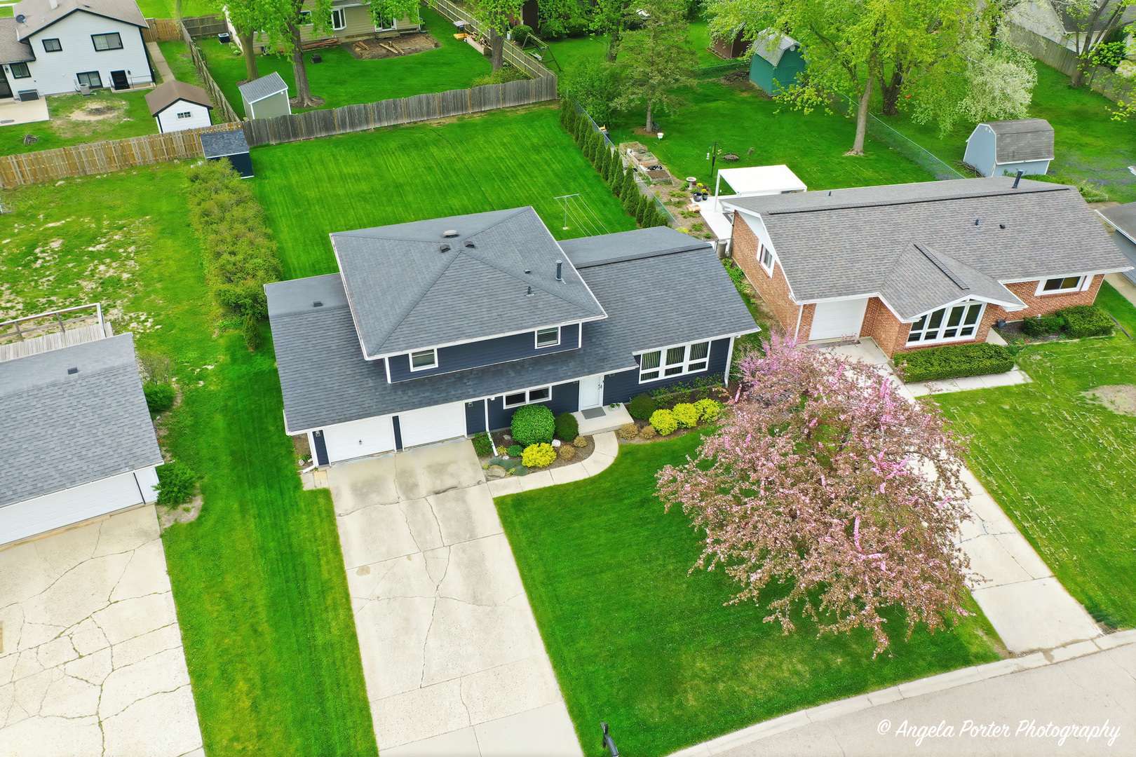 412 Surrey LN, Lindenhurst, IL 60046