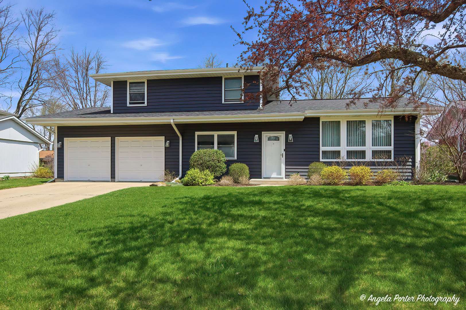 412 Surrey LN, Lindenhurst, IL 60046