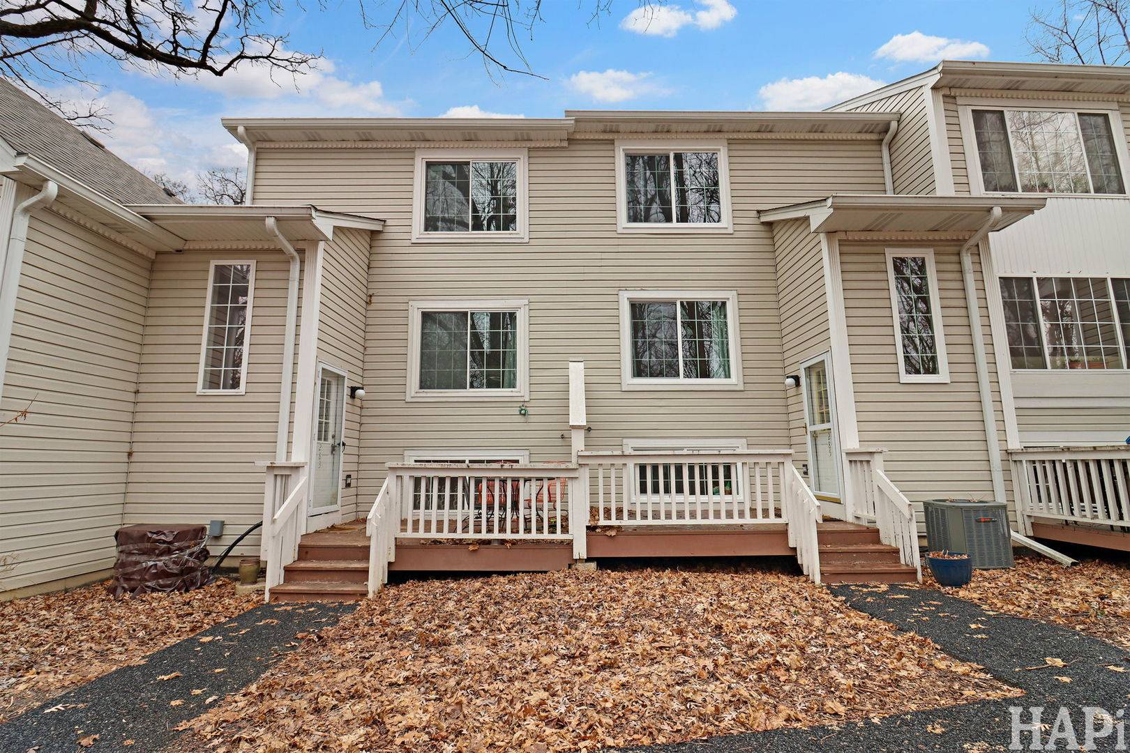 283 W Whispering Oaks LN, Round Lake, IL 60073