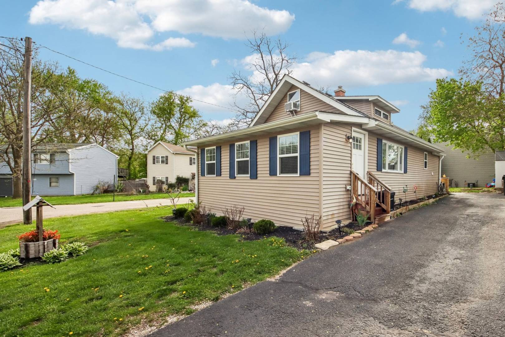 316 Lily LN, Lakemoor, IL 60051