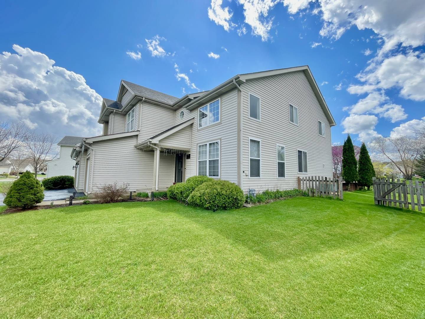 88 Hackney LN, Lindenhurst, IL 60046