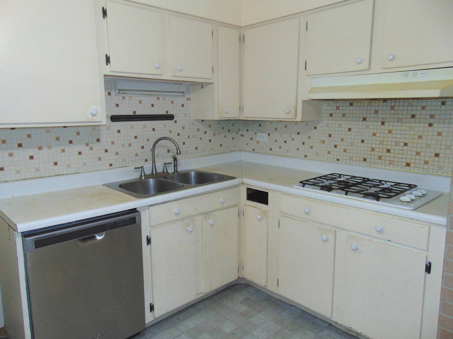 8996 Kennedy DR #105E, Des Plaines, IL 60016