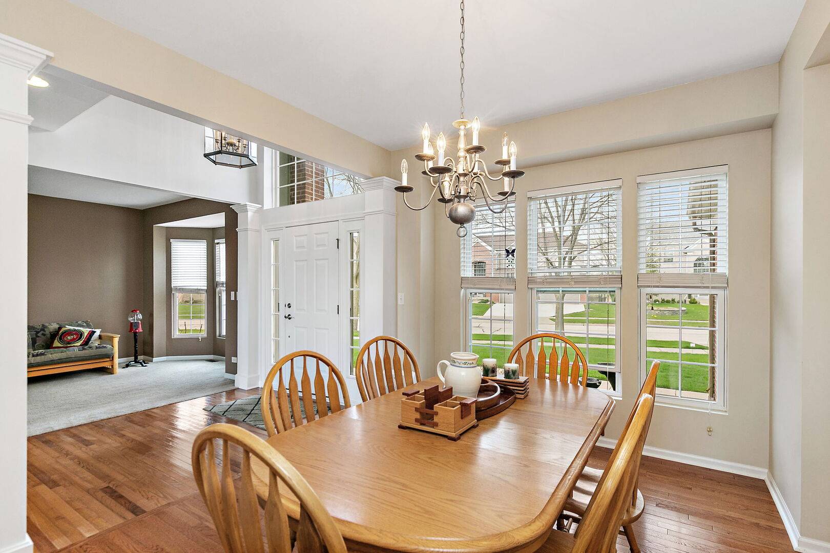 4077 Stratford LN, Carpentersville, IL 60110