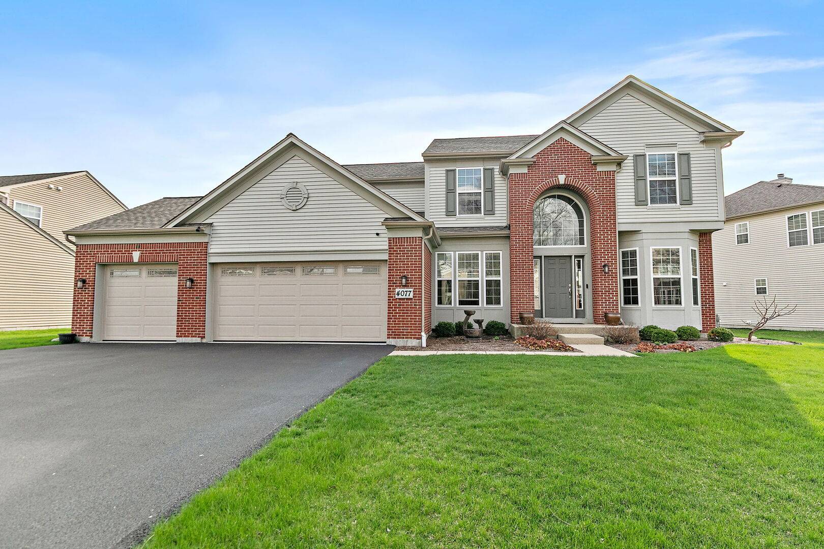 4077 Stratford LN, Carpentersville, IL 60110