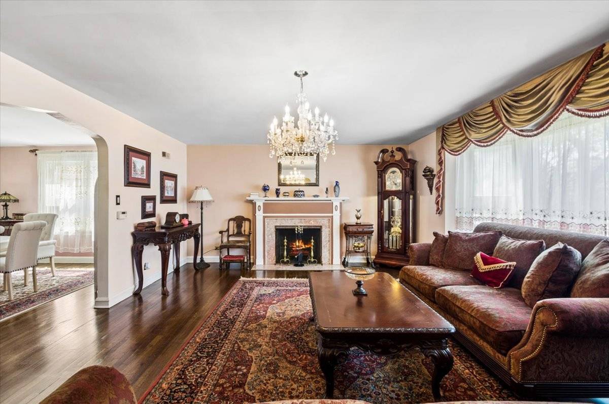 6147 N Central Park AVE, Chicago, IL 60659