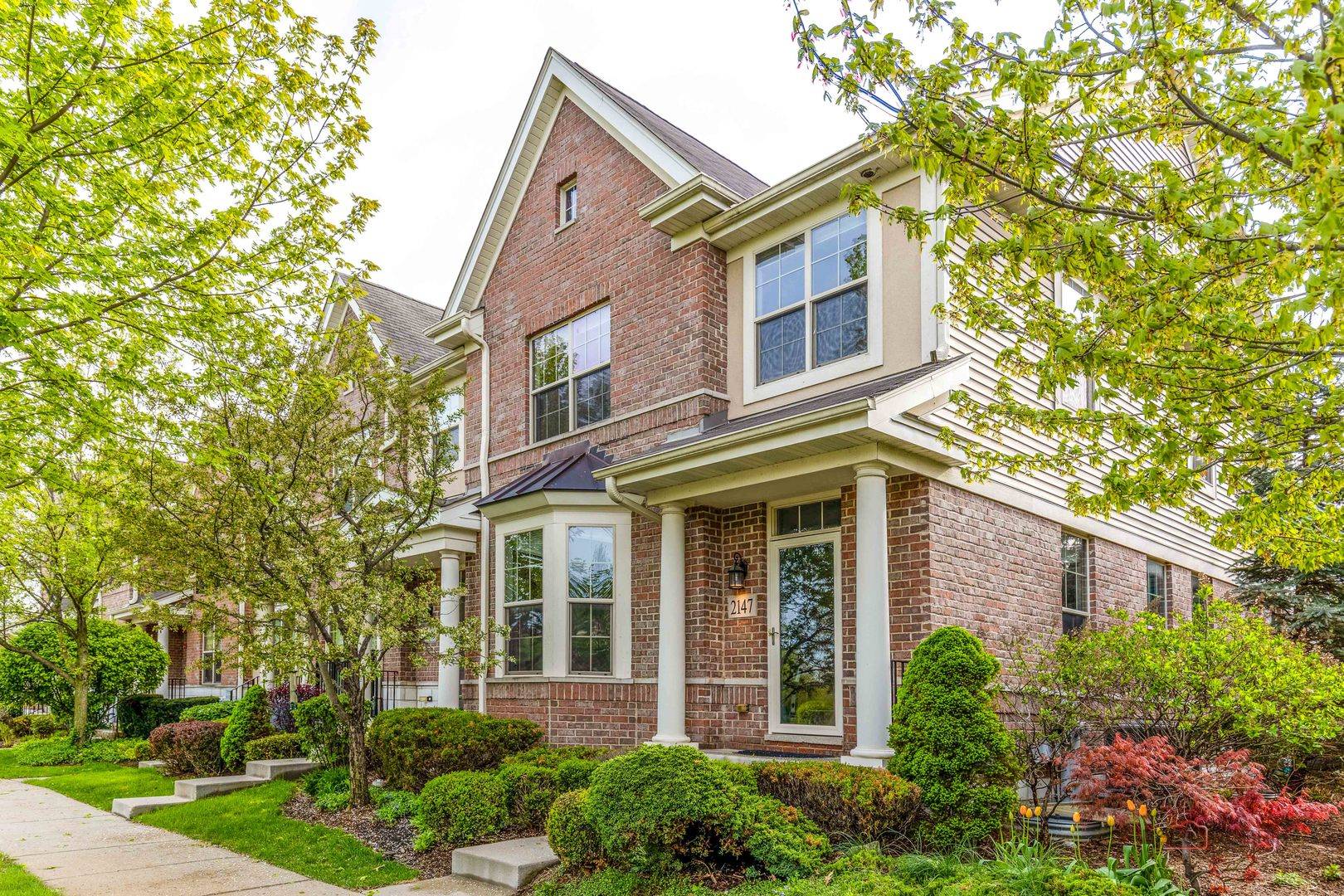 2147 Apple Hill LN, Buffalo Grove, IL 60089