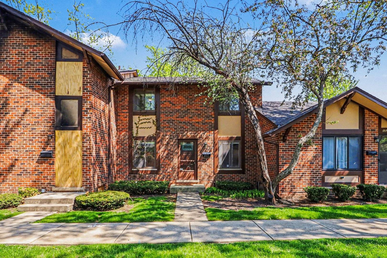 1S217 Stratford LN, Villa Park, IL 60181