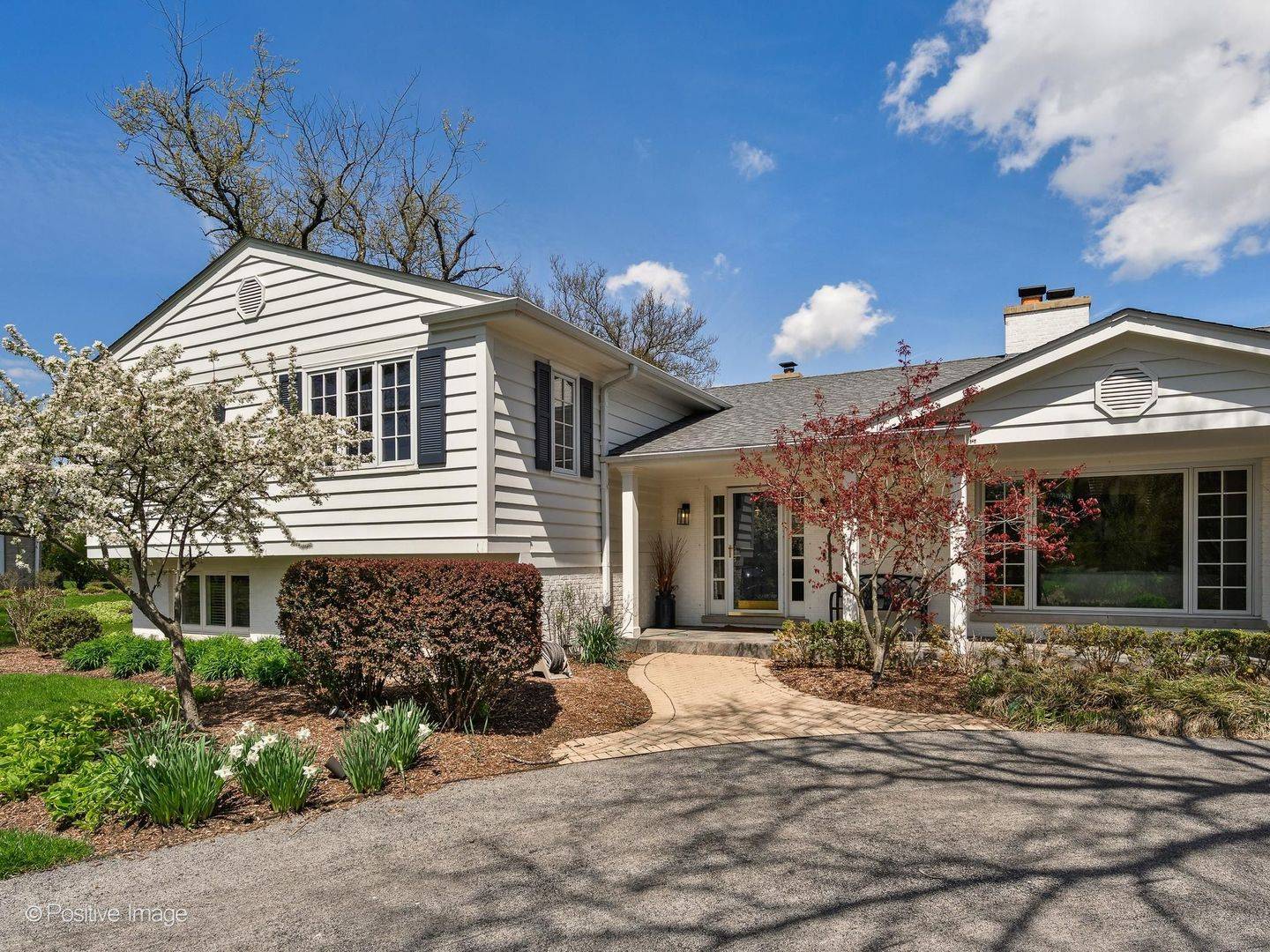 4 Henneberry LN, Golf, IL 60029