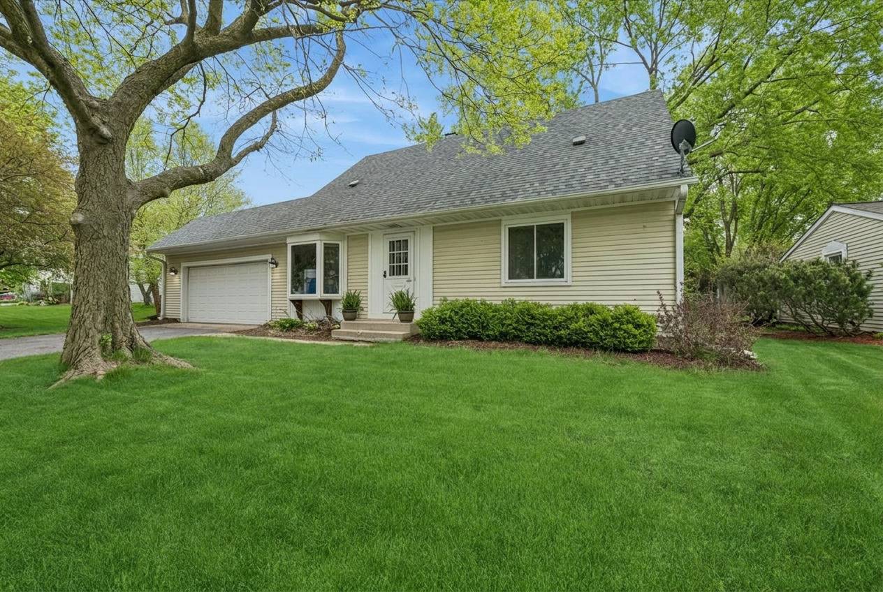 39 Boxwood LN, Cary, IL 60013