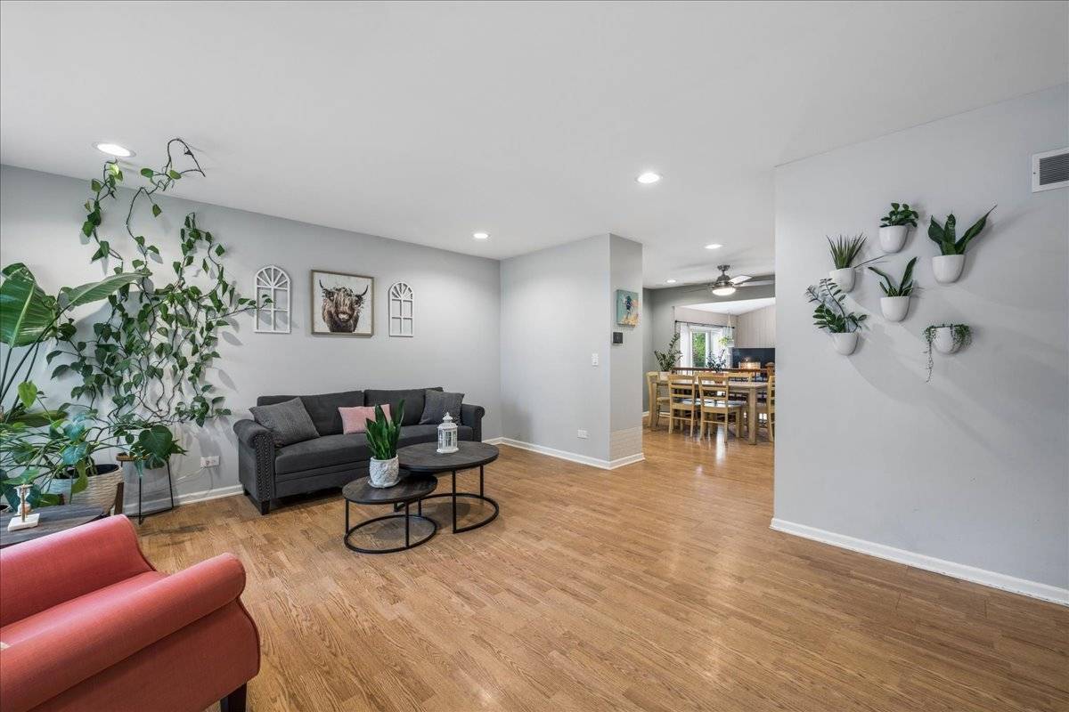 39 Boxwood LN, Cary, IL 60013