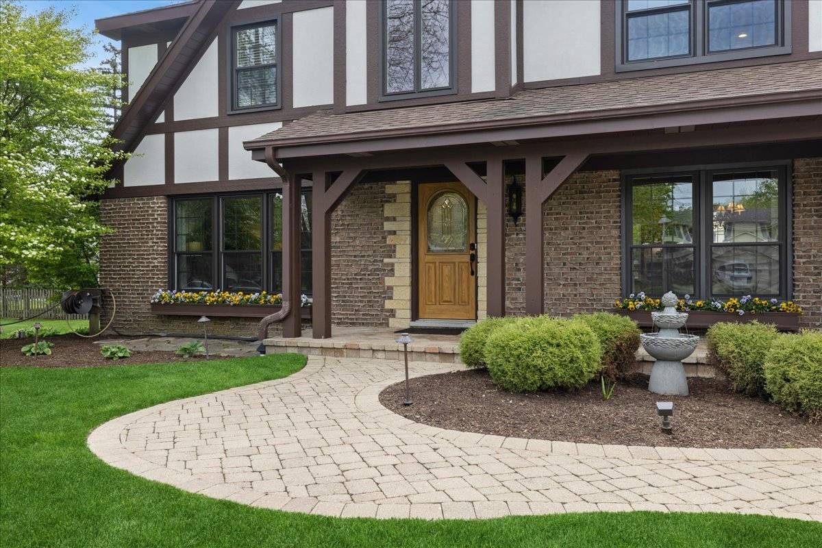 1207 Abbey CT, Libertyville, IL 60048