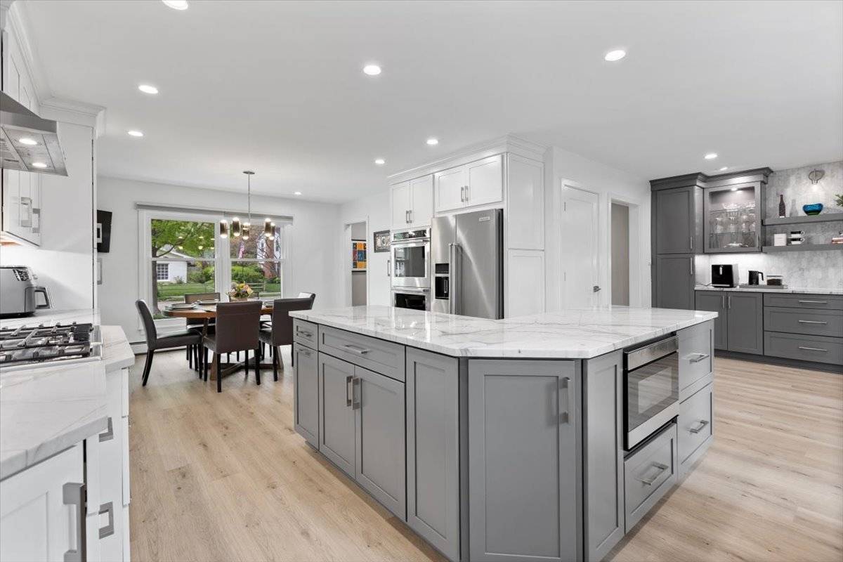 1107 Donegal LN, Northbrook, IL 60062
