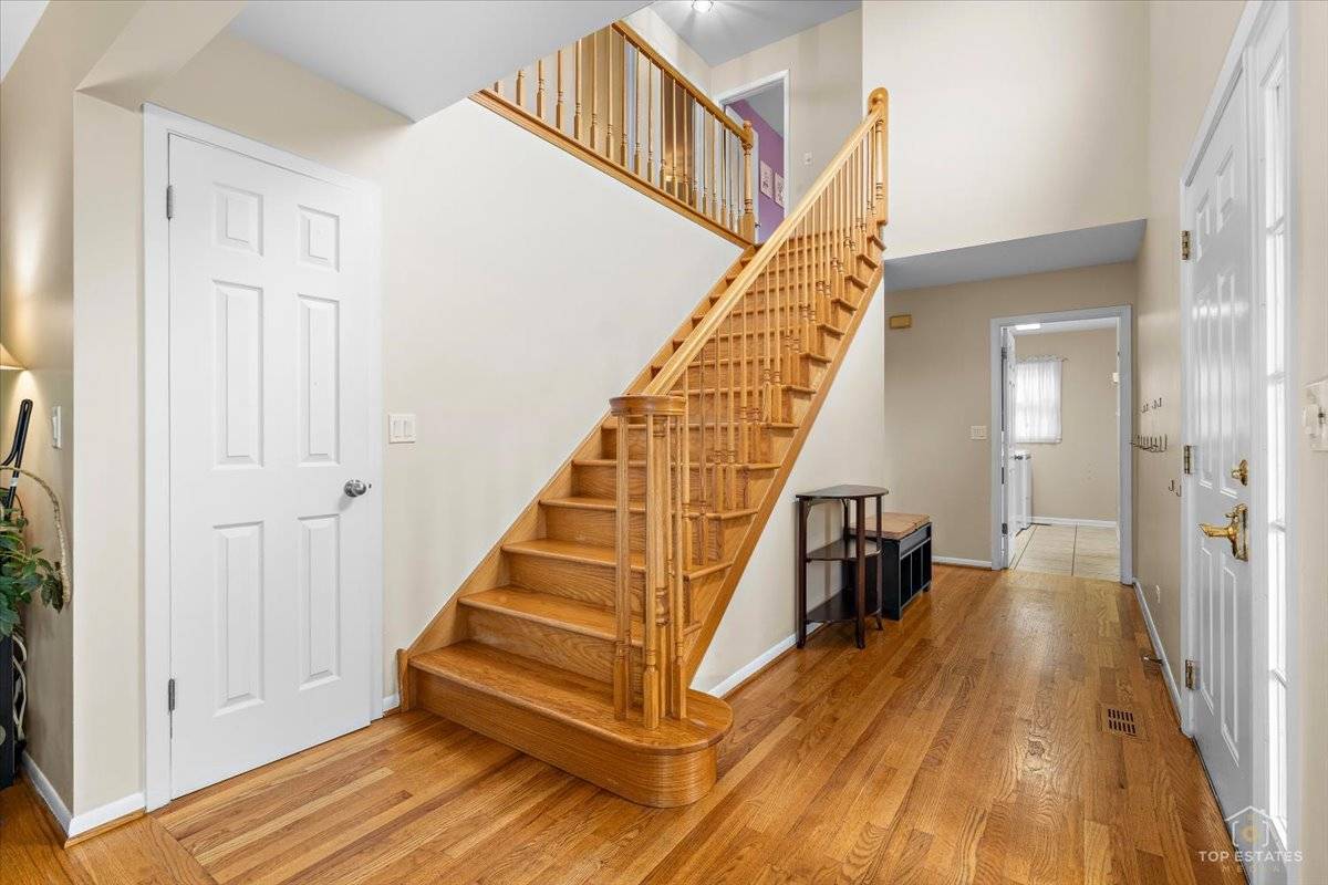 705 Gregor LN, Wheeling, IL 60090