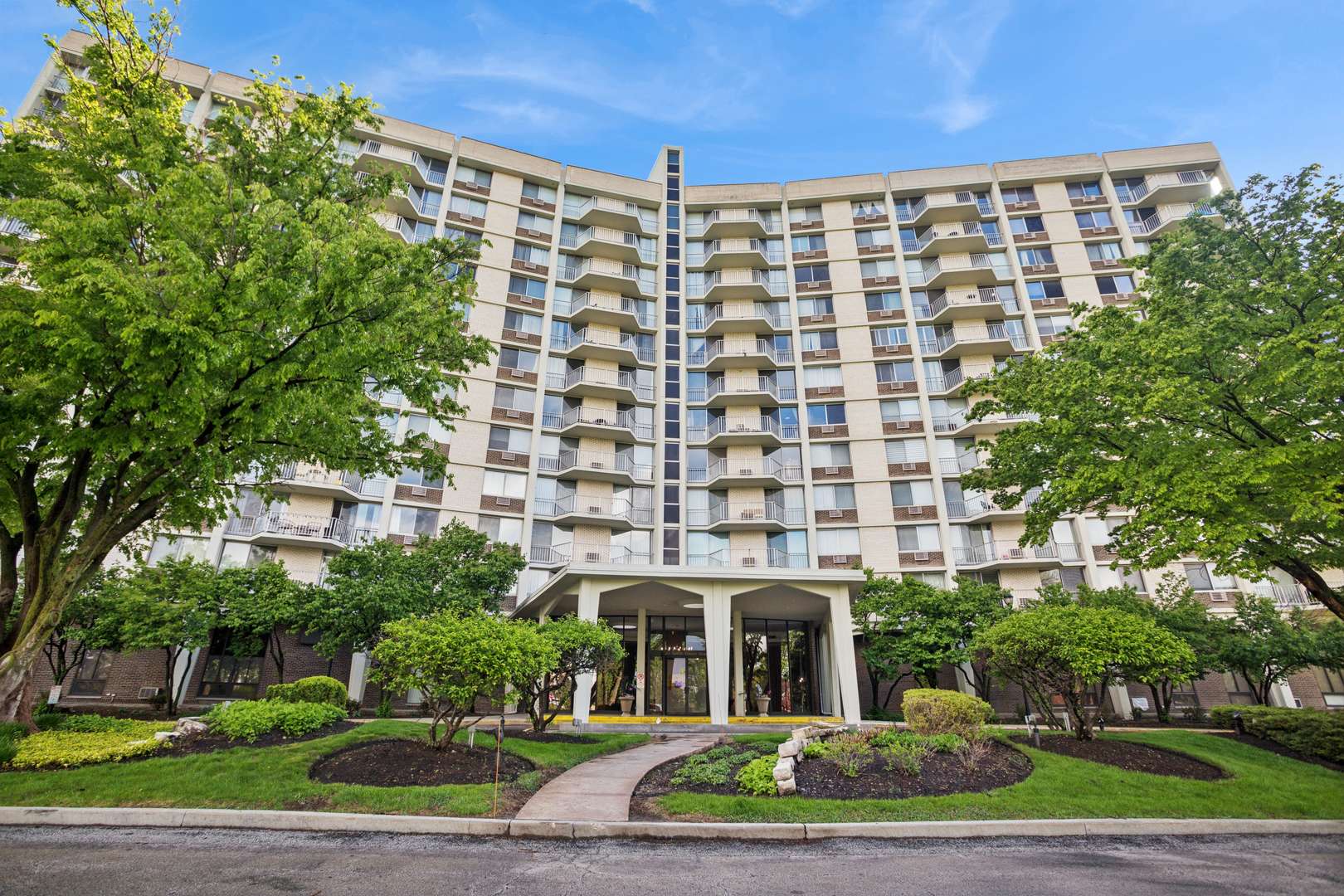 20 N Tower RD #9C, Oak Brook, IL 60523