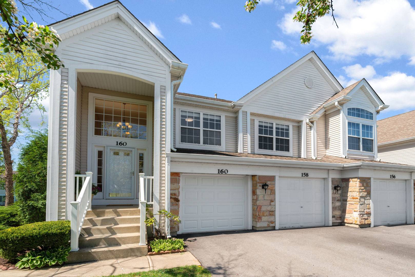 160 Fairfield LN, Carol Stream, IL 60188