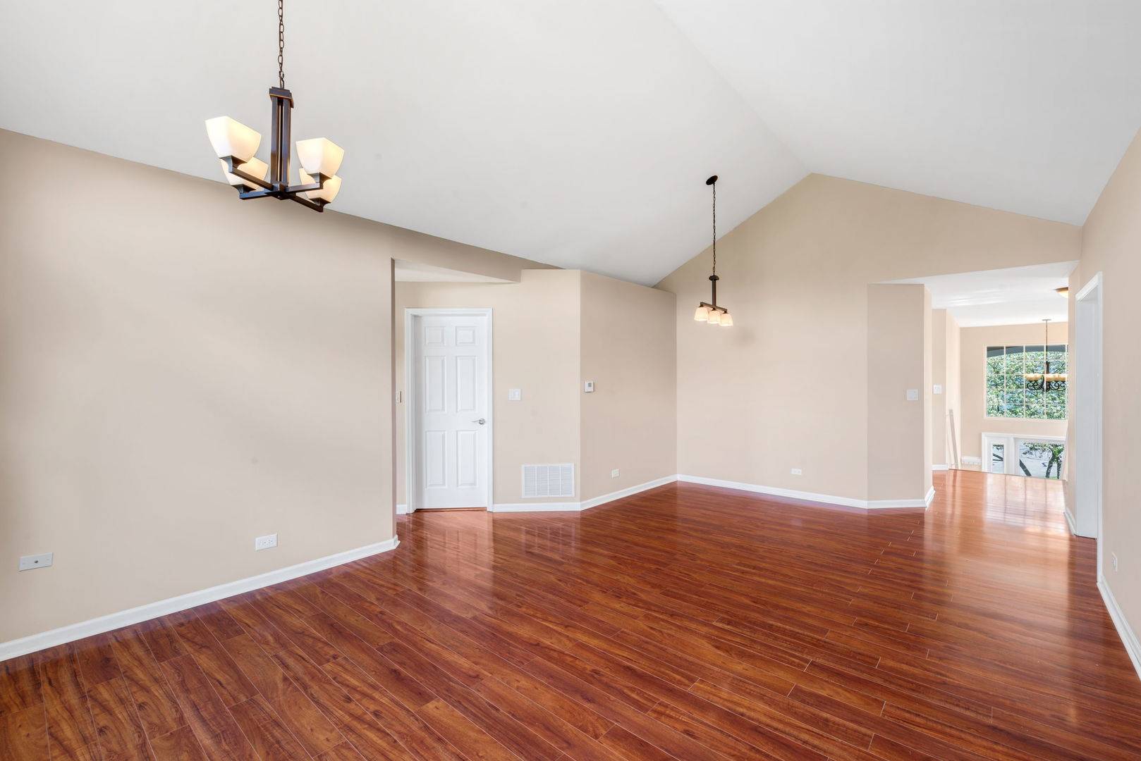 160 Fairfield LN, Carol Stream, IL 60188