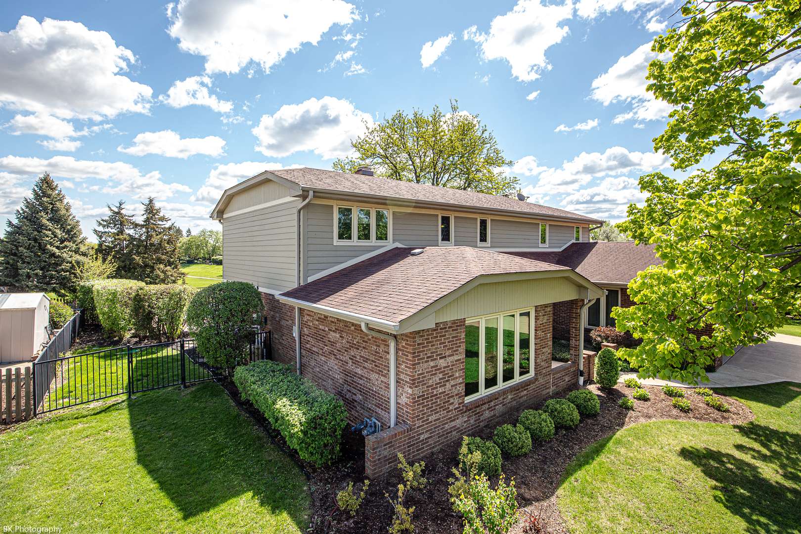 6645 Wedgewood LN, Willowbrook, IL 60527
