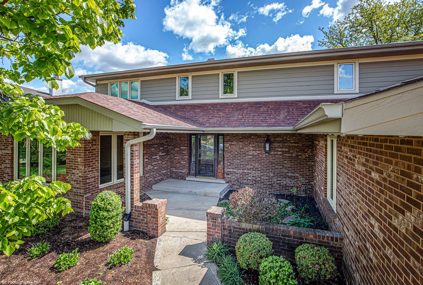 6645 Wedgewood LN, Willowbrook, IL 60527
