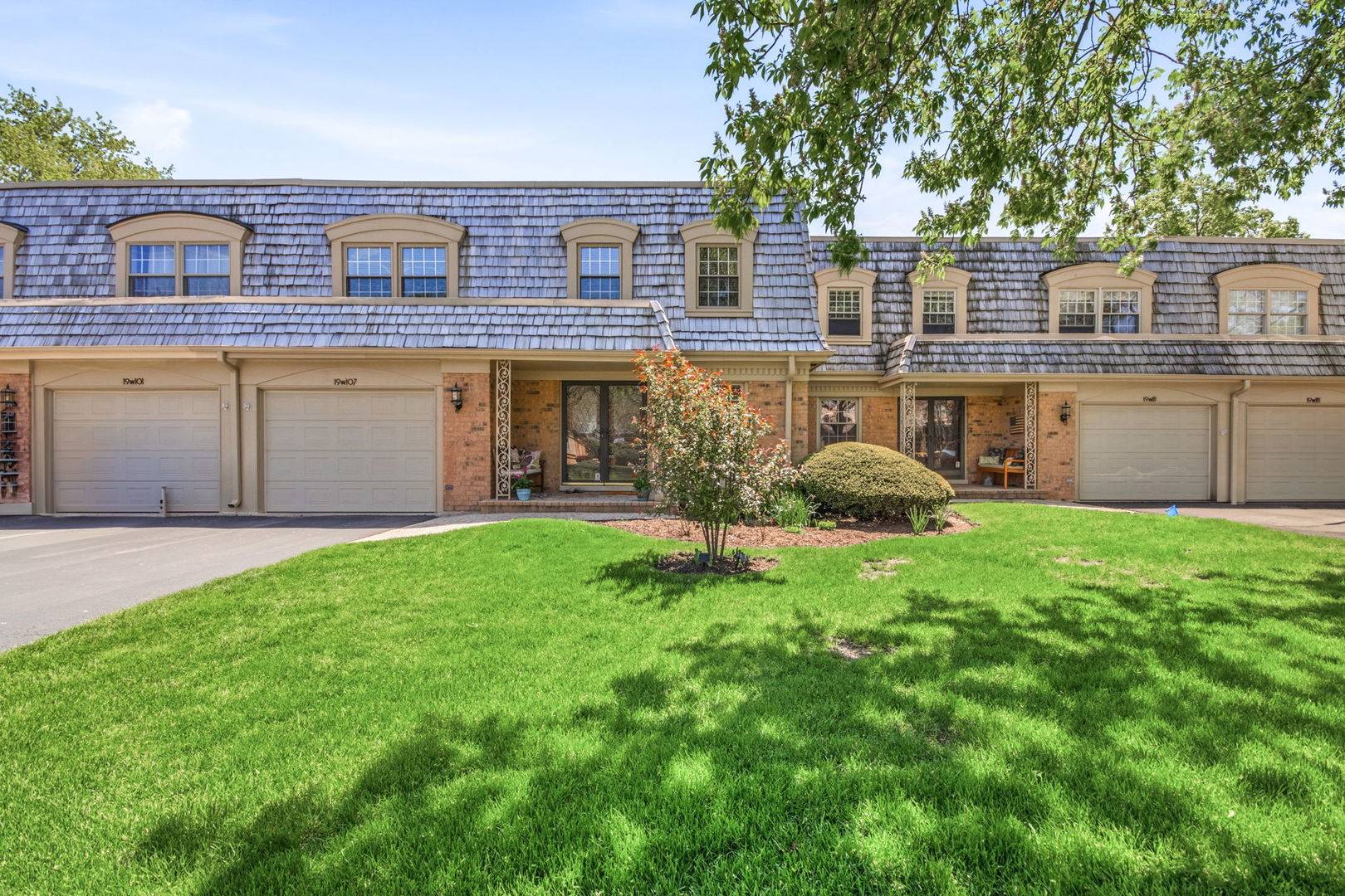 19W107 Avenue Normandy N, Oak Brook, IL 60523