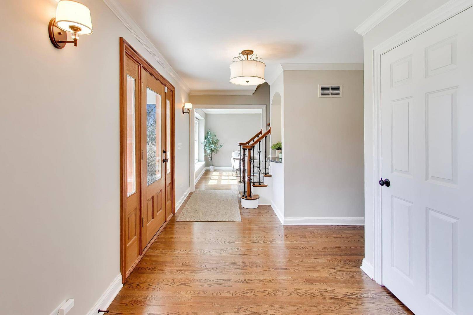 1212 W Clarendon RD, Arlington Heights, IL 60004