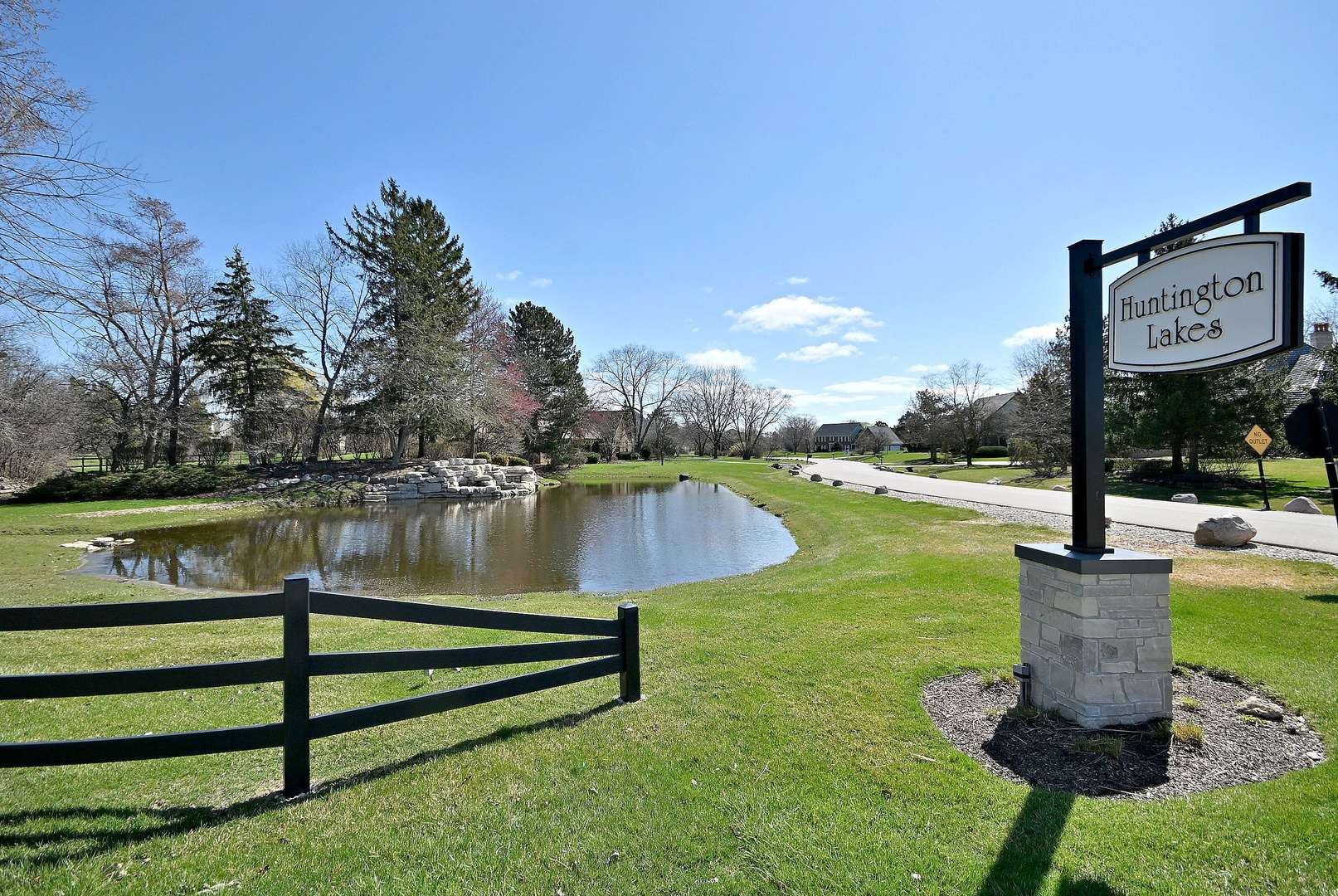 5681 River Park DR, Libertyville, IL 60048
