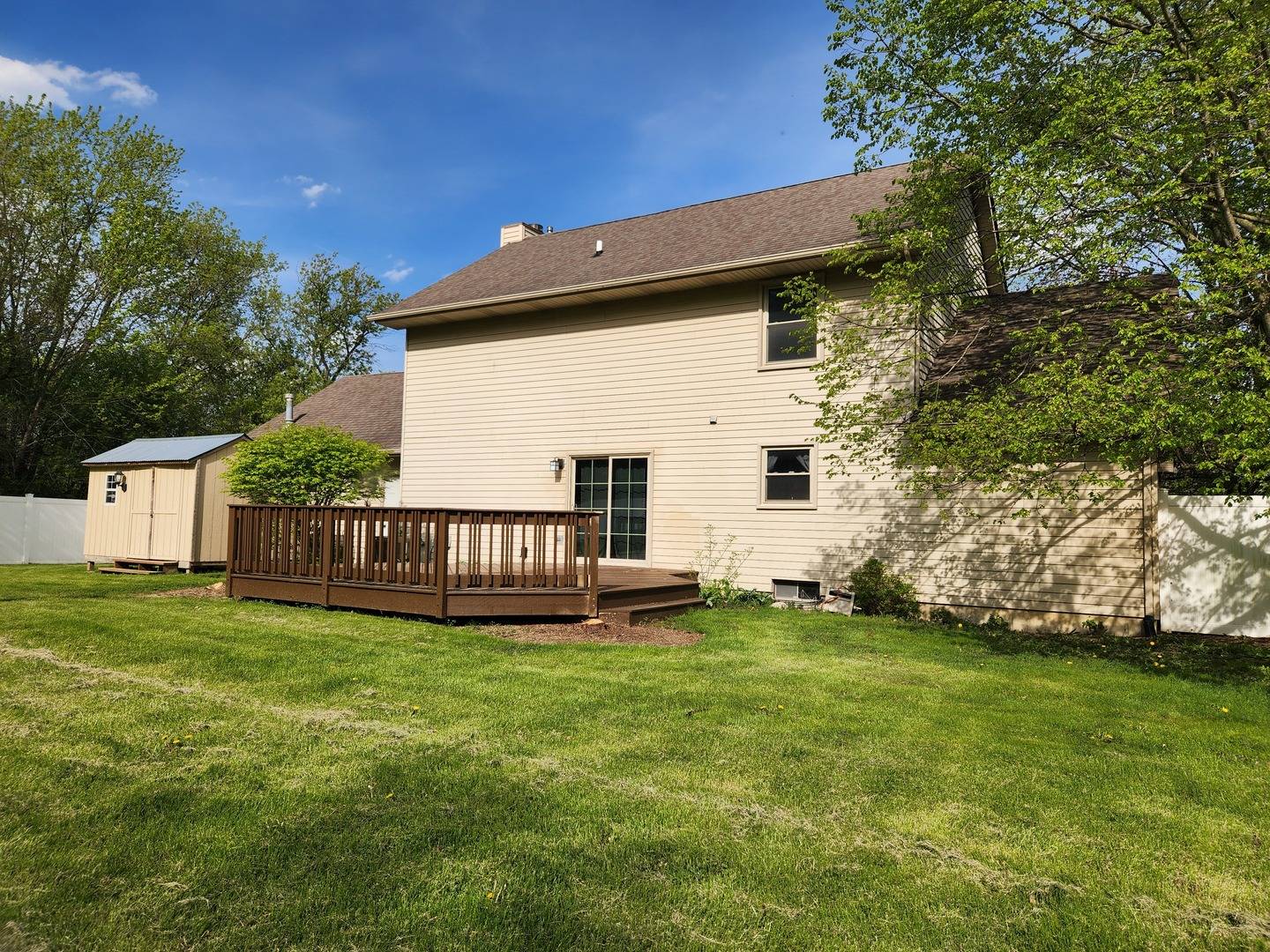 646 Meadow LN, Winthrop Harbor, IL 60096