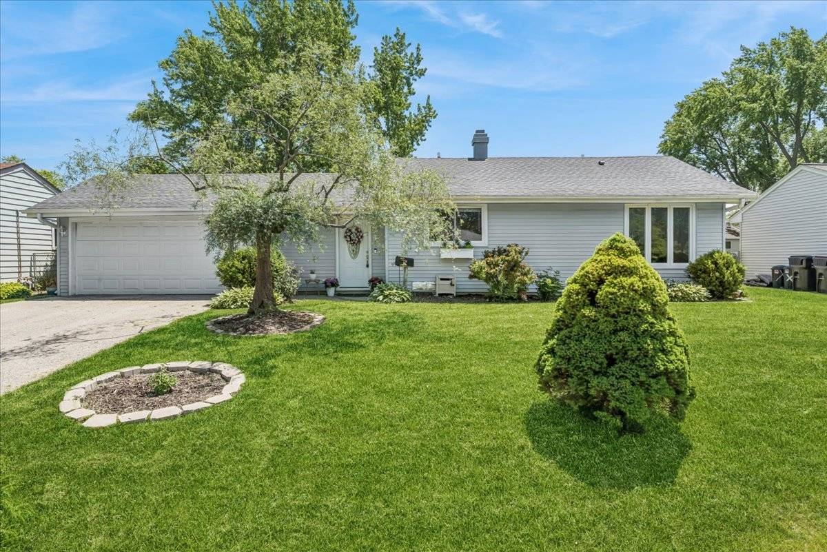 17 Rugby RD, Lake Zurich, IL 60047