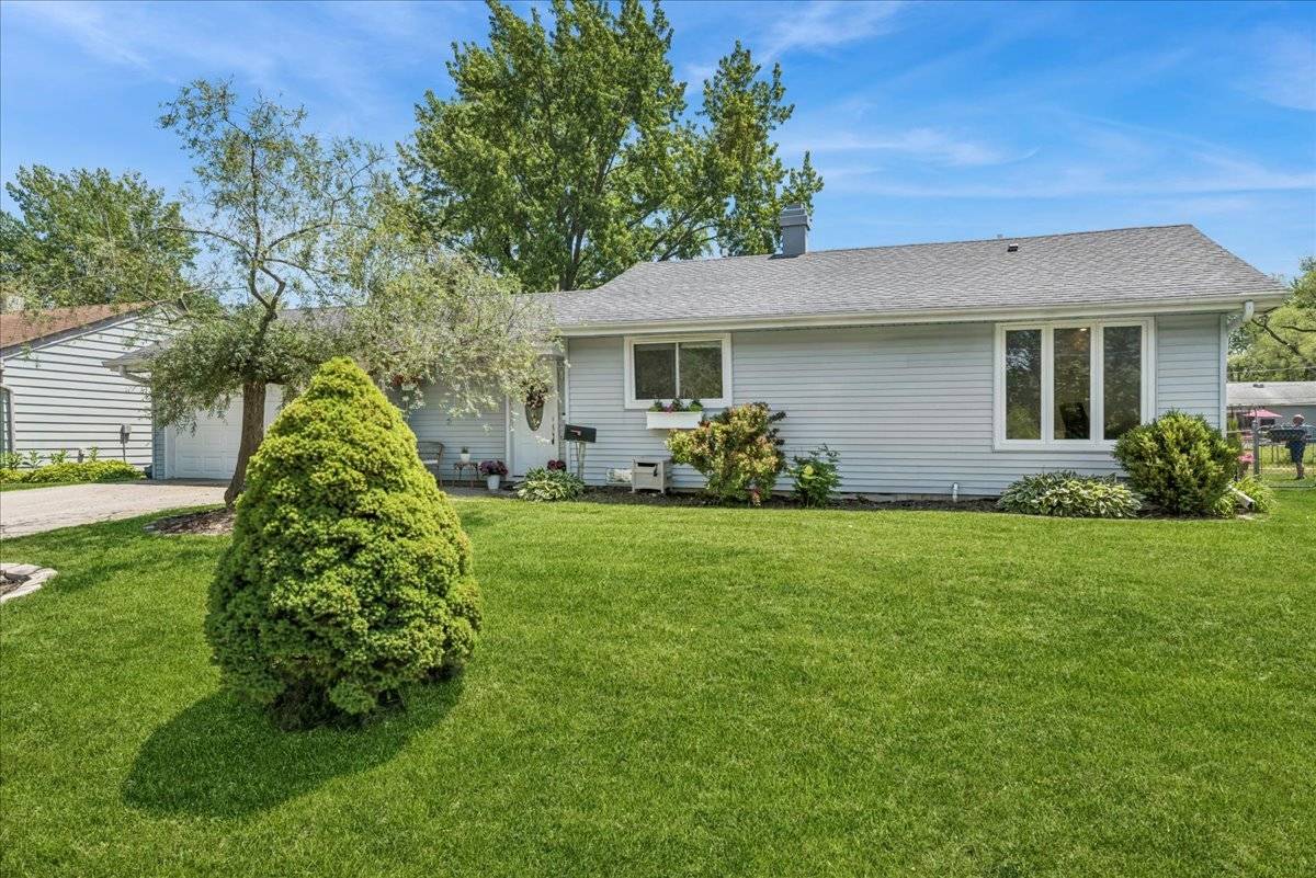 17 Rugby RD, Lake Zurich, IL 60047