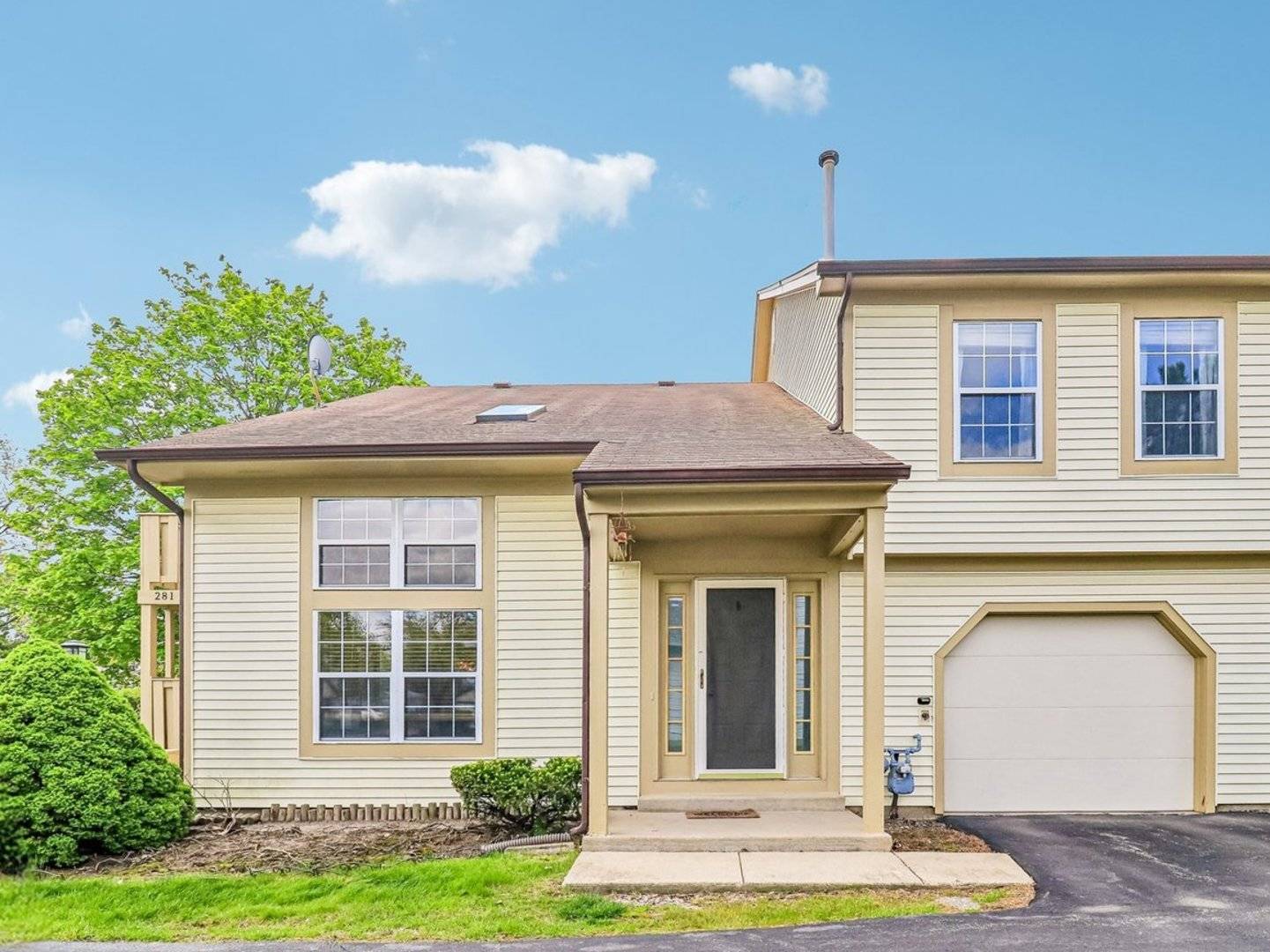 281 Whitewood DR, Streamwood, IL 60107