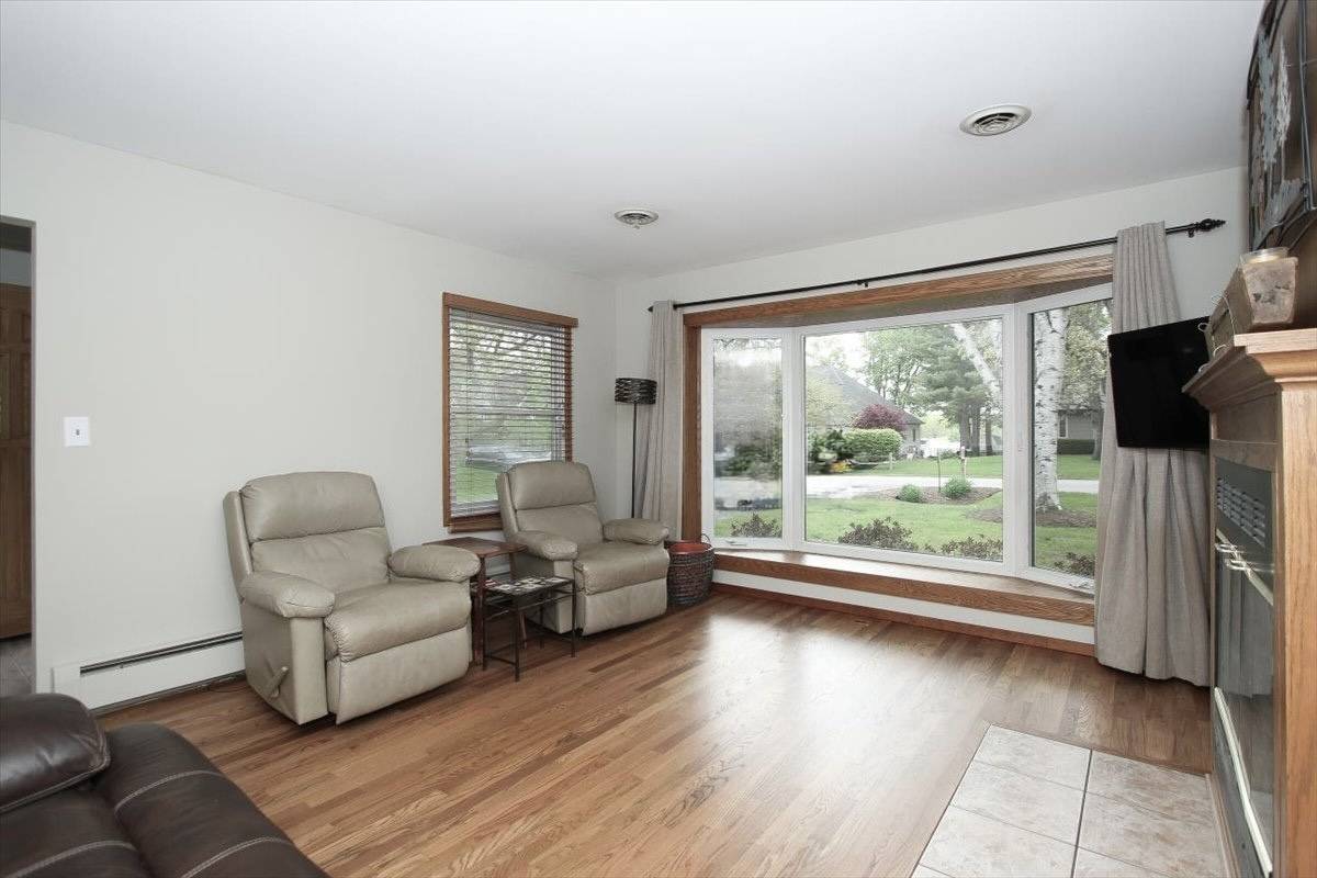 39W609 Lori LN, Elgin, IL 60124